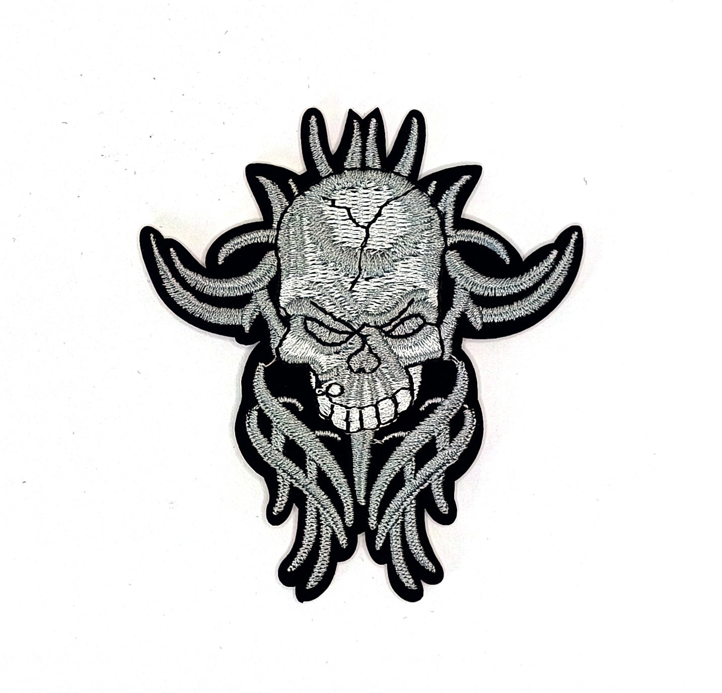 Бродирана нашивка Череп с Рога и Племенни Елементи – 9.3x8.4 см, с термолепене