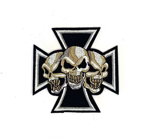 Бродирана нашивка с три черепа върху железен кръст – 8.5 см – Термолепене