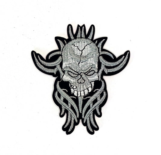 Бродирана нашивка Череп с Рога и Племенни Елементи – 9.3x8.4 см, с термолепене