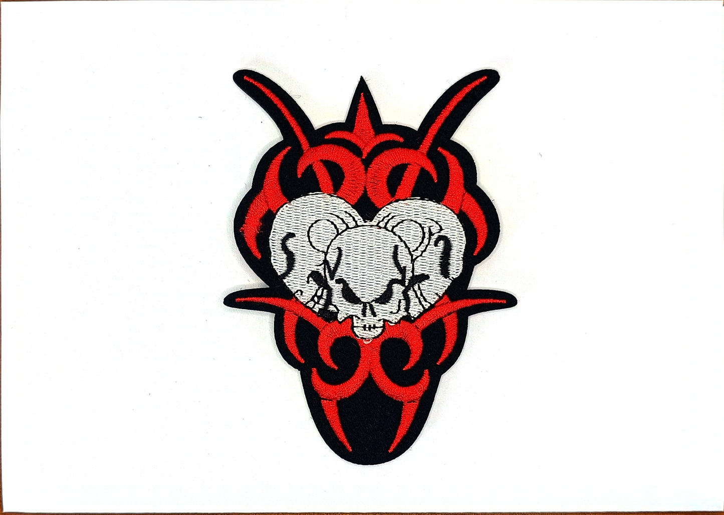 Tribal Skull Heart – Бродирана нашивка с черепи и племе, 8.5x11.5 см