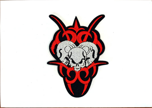 Inimă cu craniu tribal - Etichetă brodată cu cranii și trib, 8,5x11,5 cm
